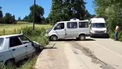 İki araç kafa kafaya çarpıştı: Beş kişi yaralandı
