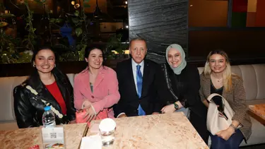Cumhurbaşkanı Erdoğan gençlerle kafede bir araya geldi