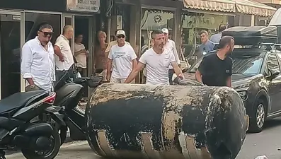 Balıkesir'de kuvvetli rüzgar: Dört tonluk su deposu caddeye uçtu