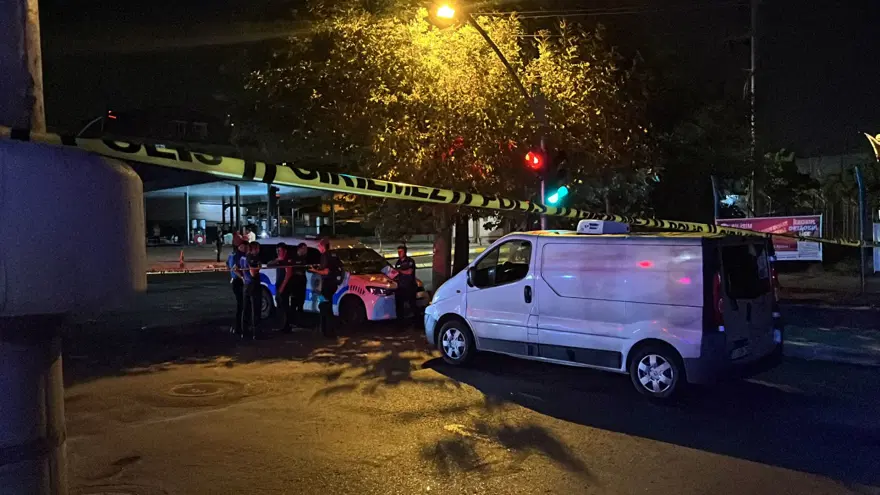 Gebze’de olaylı gece: Kavgayı ayırmak isteyen 4 kişibıçaklandı 3 Gebze’de olaylı gece: Kavgayı ayırmak isteyen 4 kişibıçaklandı 3