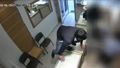 Aniden tezgaha zıplayıp 1 kilo altını çaldılar, 1450 kilometre uzakta yakalandılar