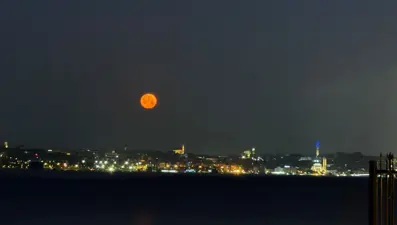 "Çilek Dolunayı" İstanbul'da tabloluk görüntüler oluşturdu