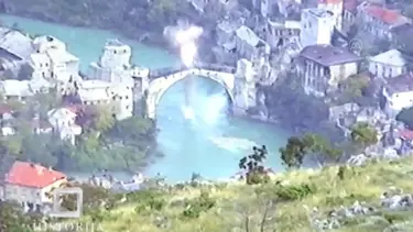 Tarihi Mostar Köprüsü'nün 30 yıl önceki yıkılma anı