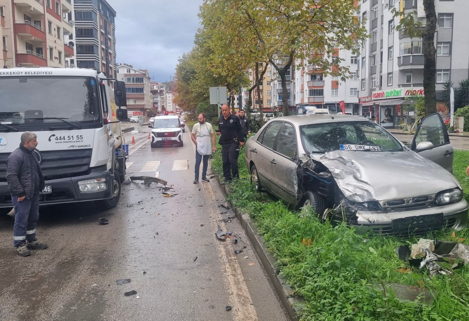 Otomobil çöp kamyonuna çarptı: Bir yaralı