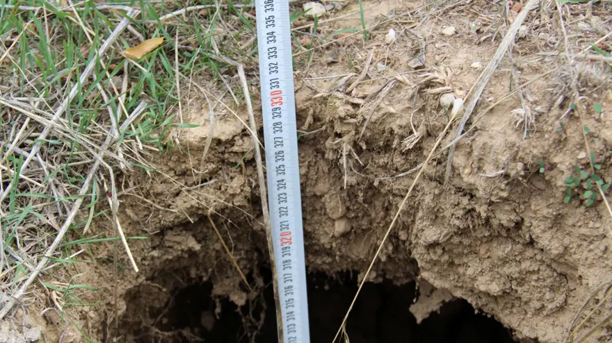 Fay hattı boyunca oluştu, derinliği 6 metreyi buluyor 4