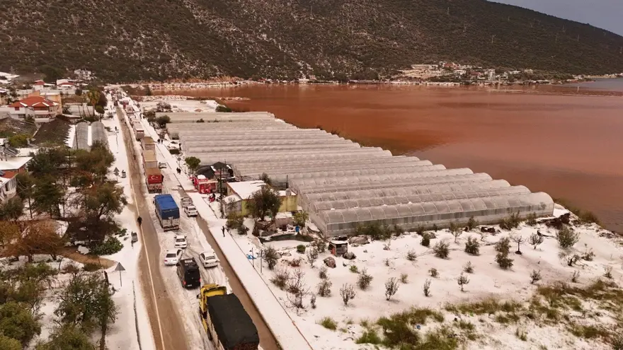 Antalya'da sel ve dolu: Yollar kapandı, sahiller çamur rengine döndü 2