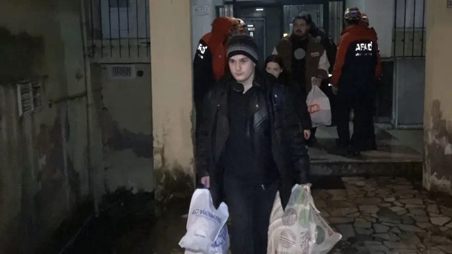 Rize'de fırtına: Dev dalgalar camları kırdı, 8 katlı apartman boşaltıldı 5