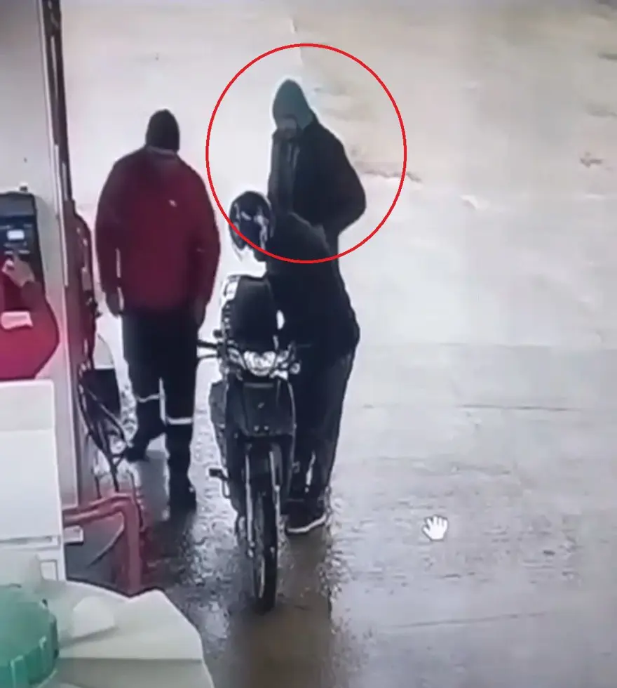 Dedektif gibi iz sürüp hırsızı buldu: Önce deposunu doldurdu sonra döner yedi, bir karton da sigara aldı! 1