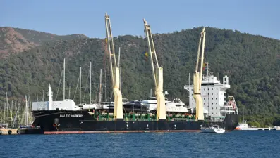 Lüksmotor yatlar Marmaris’e kargo gemisiyle getirildi
