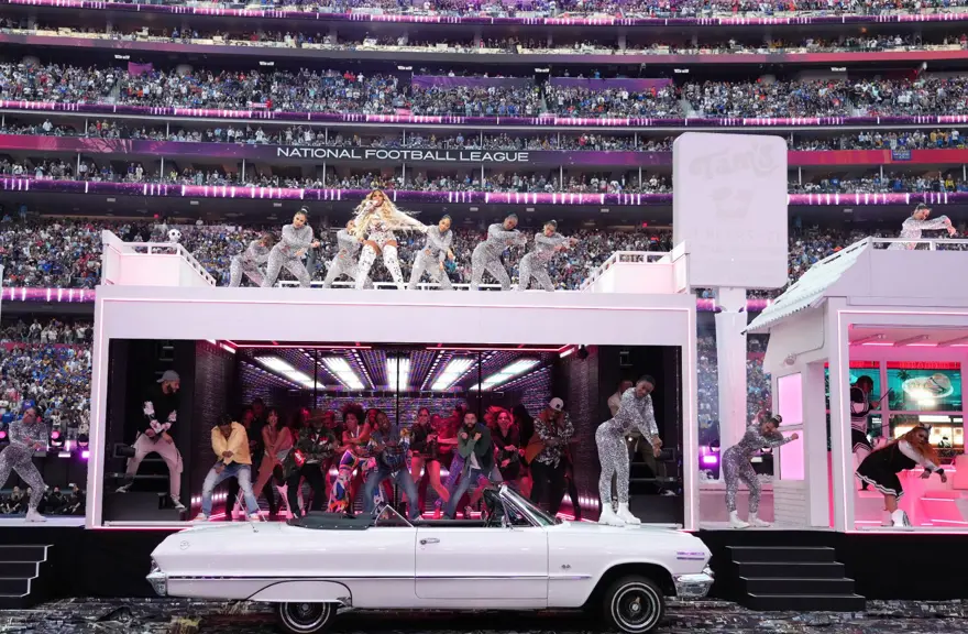 GÖSTERİŞLİ SAHNE 11