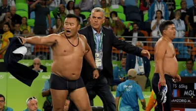 Soyunarak protestoya 3 yıl men cezası