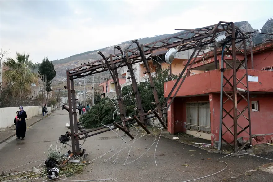 Fırtına nedeniyle 2 TIR devrildi 5