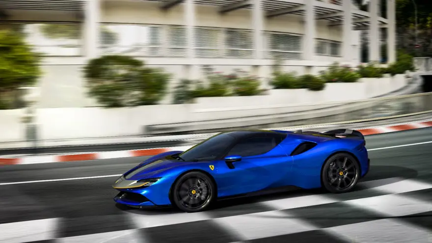 Ferrari'den üstü açılır hibrit elektrikli aracını tanıttı 7