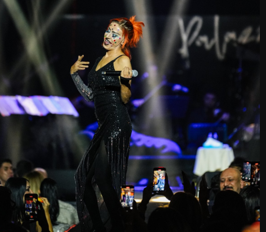 Yıldız Tilbe yüzündeki renkli beneklerle konser verdi 4