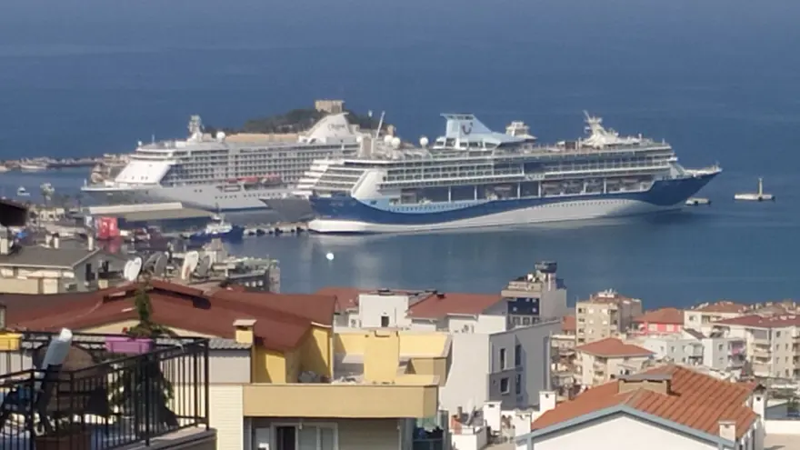 Kuşadası'na 3 gemiyle 4 bin 230 turist geldi 