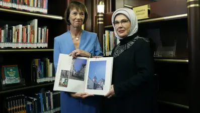 Emine Erdoğan ve Almanya Başbakanı'nın eşi Merz'den Millet Kütüphanesi'ne ziyaret
