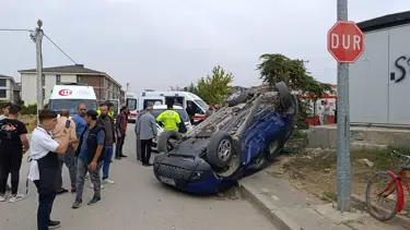 Bursa'da hafif ticari araçla çarpışan cip takla attı: 3 yaralı