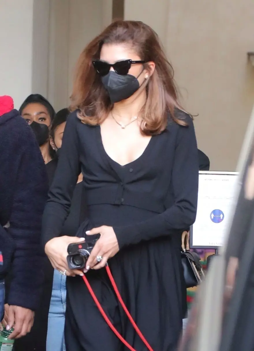 Zendaya paparazzilerden kaçarken yere düştü 1