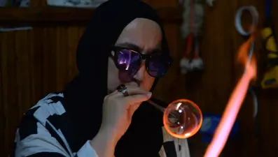 15 yıldır cama nefesiyle şekil veriyor: Hem hobisi hem mesleği oldu