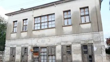 200 yıllık evin çatısından Osmanlıca kayıt defteri çıktı