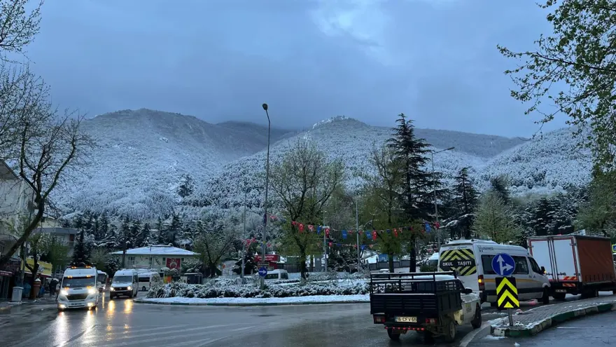Gece boyunca kar yağdı: Nisan ayına bir il beyaza büründü 2