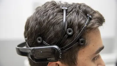 Tıp dünyasında devrim: Felçli adam düşünce gücüyle robot kolu hareket ettirdi