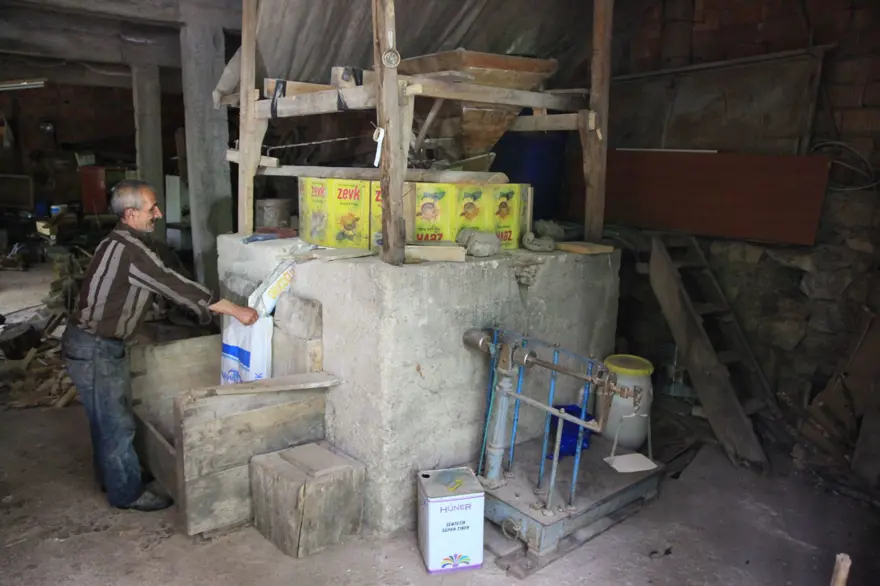 Bin rakımlı tepede zamana meydan okuyan 9 asırlık su değirmeni 