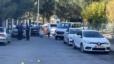 Lise önünde silahlı kavga: Kurşunlar araçlara isabet etti