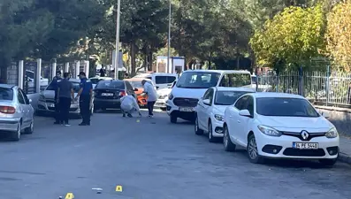 Lise önünde silahlı kavga: Kurşunlar araçlara isabet etti