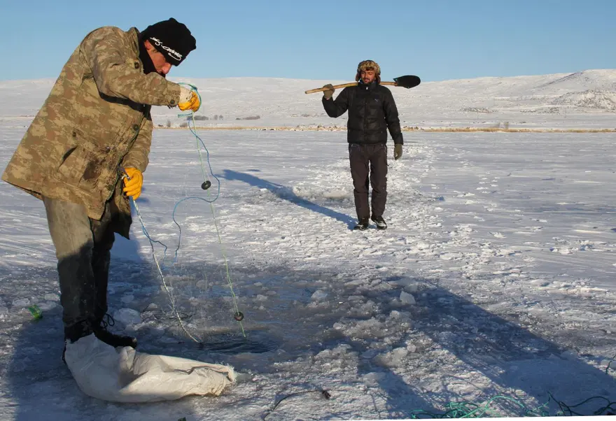 Donan Çıldır Gölü'nde Eskimo usulü balık avı 4