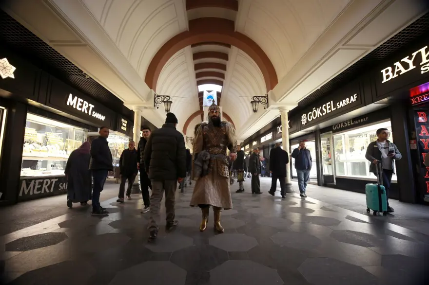 Giydiği kıyafeti çizme, yüzük, kılıç kınıyla tamamlıyor: 33 yaşındaki Gezer alp kıyafetliyle ilgi çekiyor 13