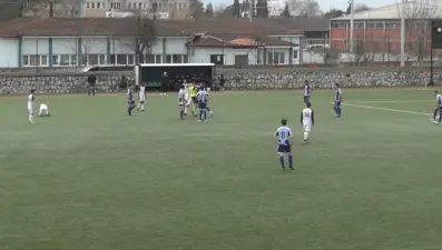 Maçta kırmızı kart gösteren hakeme yumruk attı