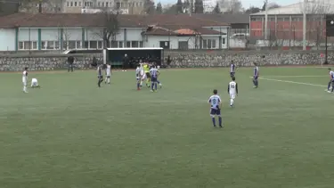 Maçta kırmızı kart gösteren hakeme yumruk attı