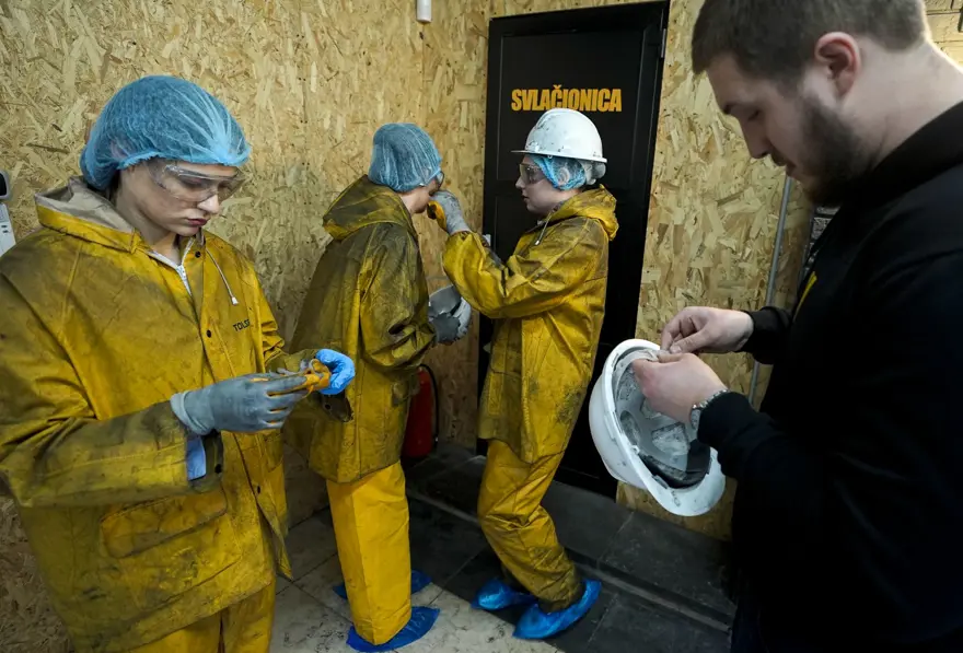 "Deşarj odası"na ilgi yoğun: Balyoz veya beyzbol sopasıyla kırıp döküyorlar 3