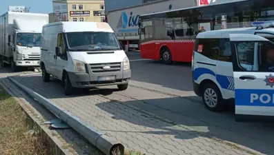 Yıkılan direkten şans eseri kurtuldu