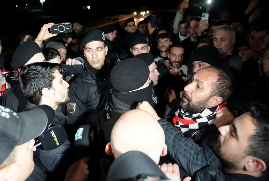 Havalimanında protesto: Beşiktaş taraftarından takıma büyük tepki 2