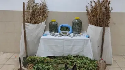 Batman'da bir evde yapılan aramada 12 kilo kubar esrar yakalandı