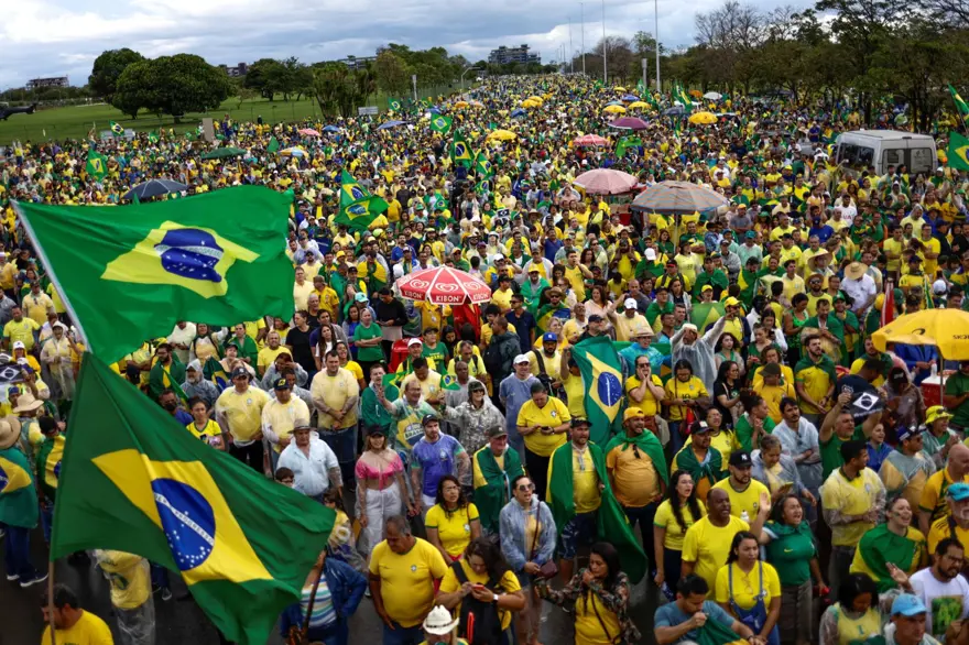 Brezilya'da Bolsonaro yanlıları darbe çağrısıyla protesto yaptı 8