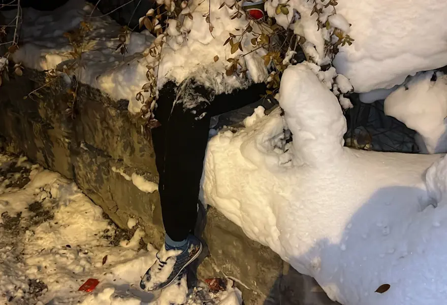 Kadın cinayeti ihbarına giden polis, kar altında cansız mankenle karşılaştı 3