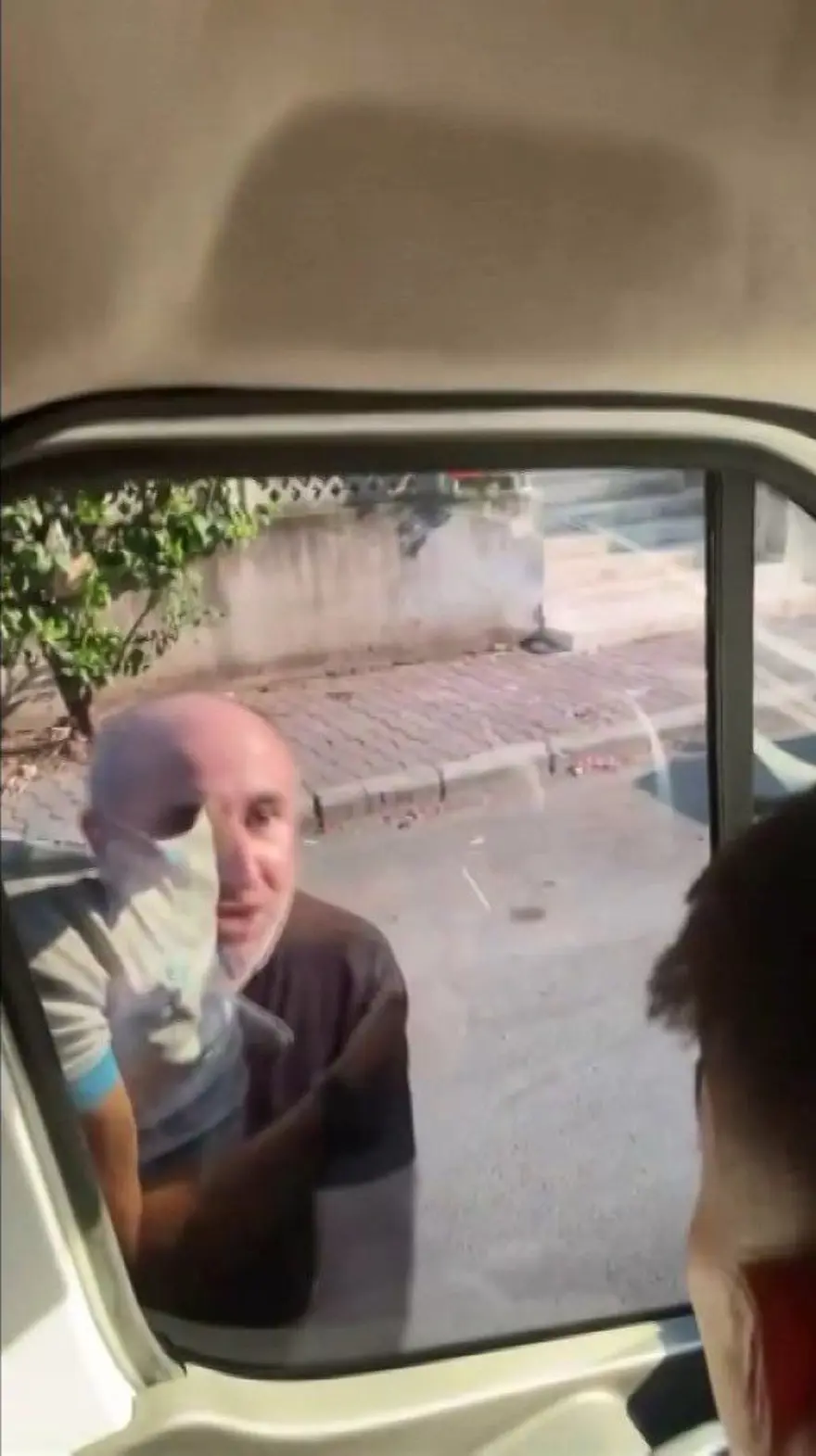 Trafikte dehşet anları: Bıçak gösterip kapıyı ve camı yumrukladı 2