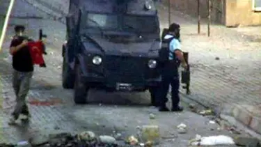 Polisten göstericilere Türk bayrağı