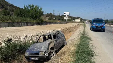 Su kanalına devrilen otomobildeki 5 kişi yaralandı