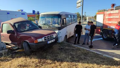 Çanakkale'de işçi servisi ile kamyonet çarpıştı: Beş yaralı