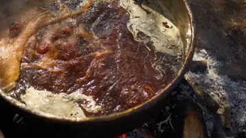 Odun ateşinde saatlerce kaynatılıyor: Başında nöbet tutuyorlar