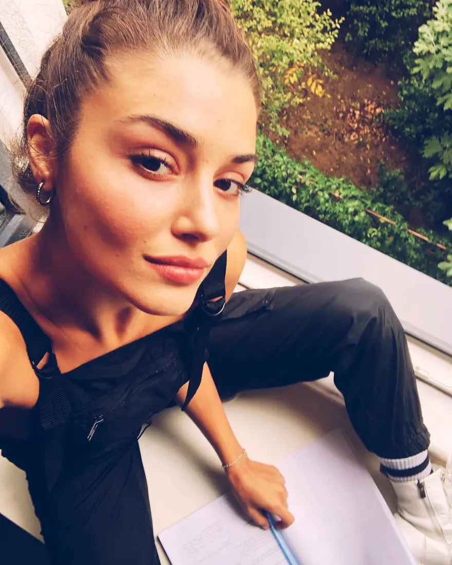 Kaan Yıldırım'dan ayrılan Hande Erçel'e Miguel Angel Silvestre'den yakın takip 11