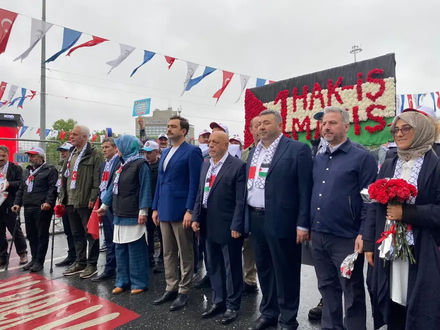 HAK-İŞ Kazancı Yokuşu'na karanfil bıraktı 15