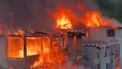 Amasya'da 4 ahşap ev yandı