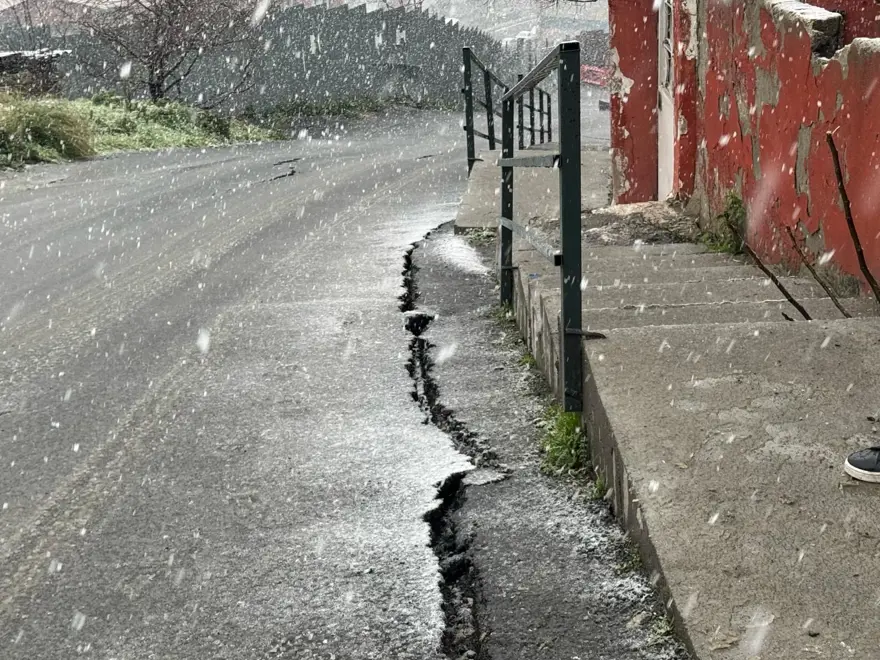 Yollarda çatlaklar oluştu! Gaziosmanpaşa'da 3 bina tahliye edildi 3