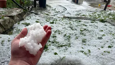 Haziran ayında dolu sürprizi: Her yer beyaza büründü