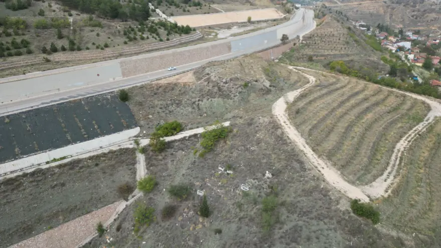 Tokat'ta yolu olmayan mezarlığa dürbünle ziyaret 